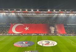 Fenerbahçe Stadı’nda Atatürk için özel pankart ve tişört