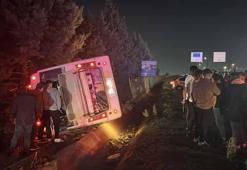 Otomobil ile çarpışan midibüs devrildi: 1’i ağır 8 yaralı