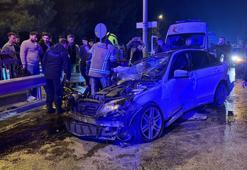 Bursa'da direğe ve servis minibüsüne çarpıp, hurdaya dönen otomobilden hafif yaralı kurtuldular