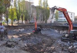 İş makinelerinin üzerinde Ata'ya saygı duruşu