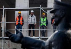 İnşaat işçileri, iskele üzerinde Ata'yı andı