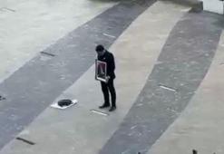 Elinde Atatürk tablosu ile saygı duruşunda bulundu