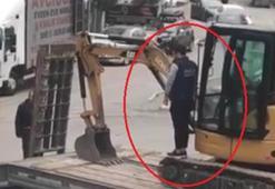 İş makinesi operatörü çekici üstünde; çaycı elinde tepsiyle Ata'yı andı