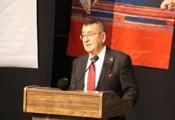 İlçenin köy statüsüne düşmemesi için düzenlenen etkinlikte salon boş kaldı; başkanın sesi titredi