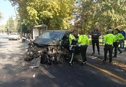 Önce refüje sonra direğe çarpan hafif ticari aracın sürücüsü ağır yaralandı