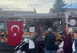 Atatürk için lokma dağıttı