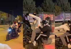 Ön tekerini kaldırmak istediği motosikleti devirdi; kaza anı kamerada