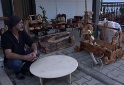 Ağaç parçalarını eşyaya dönüştürüyor; hayali müze kurmak