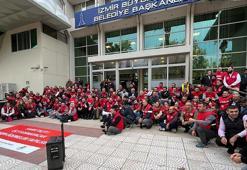 İzmir'de Büyükşehir Belediyesi işçilerinden oturma eylemi