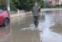 Burhaniye'de sağanak; yollar göle döndü, evlerin bodrum katlarını su bastı