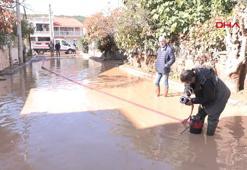 İzmir'de sağanak etkili oldu; yollar göle döndü, dereler taştı