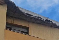 Çanakkale'de 5 katlı binanın çatısının bir kısmı sağanak nedeniyle çöktü