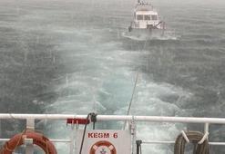 Çanakkale Boğazı'nda sürüklenen tekne kurtarıldı