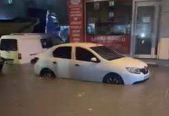 Sultangazi'de yağış sonrası araçlar yolda mahsur kaldı