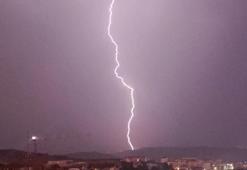 Hatay’da yıldırım düştüğü anlar, kameralara yansıdı