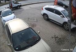 2 hafif ticari aracın çarpıştığı kazada, 1 kişi yaralandı; o anlar kamerada