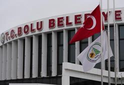 Bolu Belediyesi önündeki Türk bayrakları yarıya indirildi