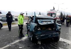 Freni boşalan kamyon zincirleme kazaya neden oldu: 2 yaralı