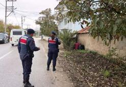 Yol kenarına bırakılan valizler ile çantadan kıyafet ve ev eşyası çıktı