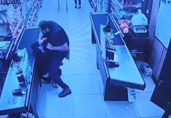 Oğlunu darbettiğini öne sürdüğü market çalışanını yumruklayıp tekmeledi