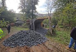 Beykoz'da mıcır yüklü kamyon devrildi; şoför yaralandı