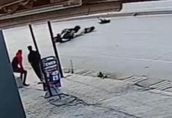 Köpeğe çarpmamak için motosikleti devirerek yaralandı; kaza anı kamerada