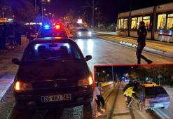 Tramvay yoluna giren otomobil çevredekilerin yardımıyla çıkarıldı, sürücüye ceza uygulandı