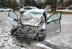 Kamyona çarpan otomobilin sürücüsü öldü