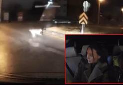 Köpeklerin kovaladığı kişiyi aracına alarak kurtardı