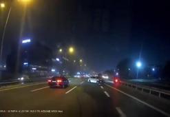 Küçükçekmece'de otoyolda savrulan otomobil bariyerlere çarptı; kaza kamerada