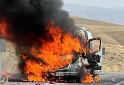 Hareket halindeyken alev alan yolcu minibüsü yandı