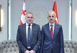 Bakan Uraloğlu, Gürcistan Altyapı Bakanı Sokhadze ile görüştü