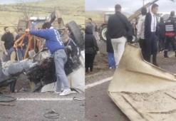 Yolcu otobüsüyle çarpışan kamyonetin sürücüsü öldü, 2 arkadaşı yaralı