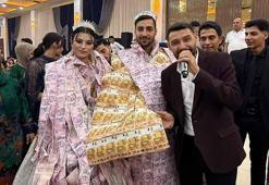 Düğünde gelin ve damada paradan yelek giydirip, taç taktılar