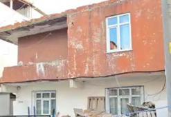 Balkon duvarının bir bölümü yıkılan 2 katlı bina boşaltıldı
