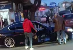 Eşiyle ilişkisi olduğunu iddia ettiği kişiyi defalarca bıçakladı; o anlar kamerada