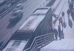 Yola düşen engelli yolcu, metrobüsün çarpmasıyla hayatını kaybetti; kaza kamerada