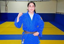 Sakatlığa rağmen pes etmedi, uluslararası turnuvada şampiyon oldu