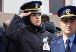 Şehit ağabeyinin cenazesini, asker selamıyla karşıladı