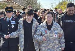 Şehit Astsubay Başçavuş Aykut’u, eşi ve oğlu parkasını giyerek son yolculuğuna uğurladı