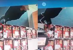 Restoranda yemek tepsisindeki cep telefonunu çaldı