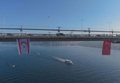 Şehitler Köprüsü'ne, kuruluşunun 42'nci yılını kutlayan KKTC bayrağı asıldı