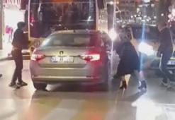 Ters yöne girip, 2 yayaya, iş yerine ve araçlara çarpan alkollü sürücü, darbedildi ; olay anı kamerada