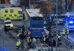 Stockholm'de otobüs, durağa çarptı: 3 ölü