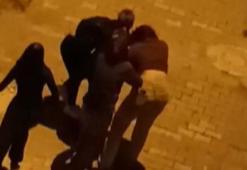 Sokakta kavga eden 2 kızı, mahalleli güçlükle ayırdı