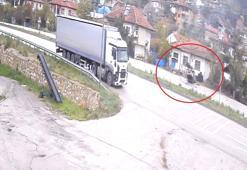 Otomobilin trafik levhasına çarpıp, takla attığı kaza kamerada