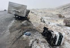 Şarampole devrilen TIR'ın şoförü yaralandı