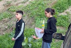 Yangında dumanın kapladığı apartmandaki evlerinden kafesteki kuşu ile çıktı