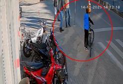 Polis aracının bisikletiyle karşıya geçen çocuğa çarptığı kaza kamerada