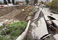 Okul yapımı için kazılan temelin yanından geçen yol çöktü